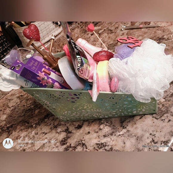 Luxurious Bath & Body Gift Set - Green Pamper Me - Picture 5 of 14